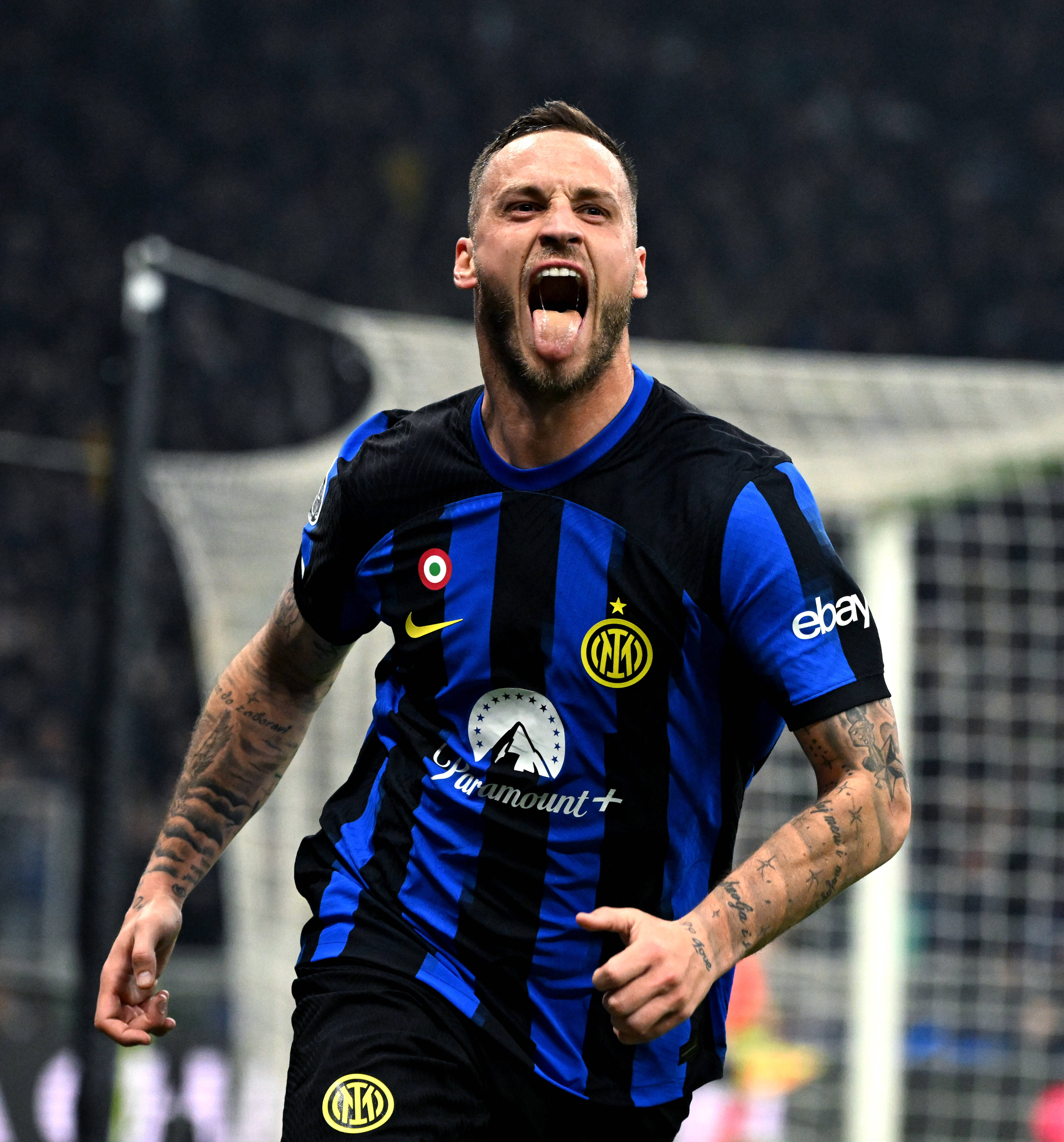 高二少女篮球场上炸翻全场自述答案只有努力