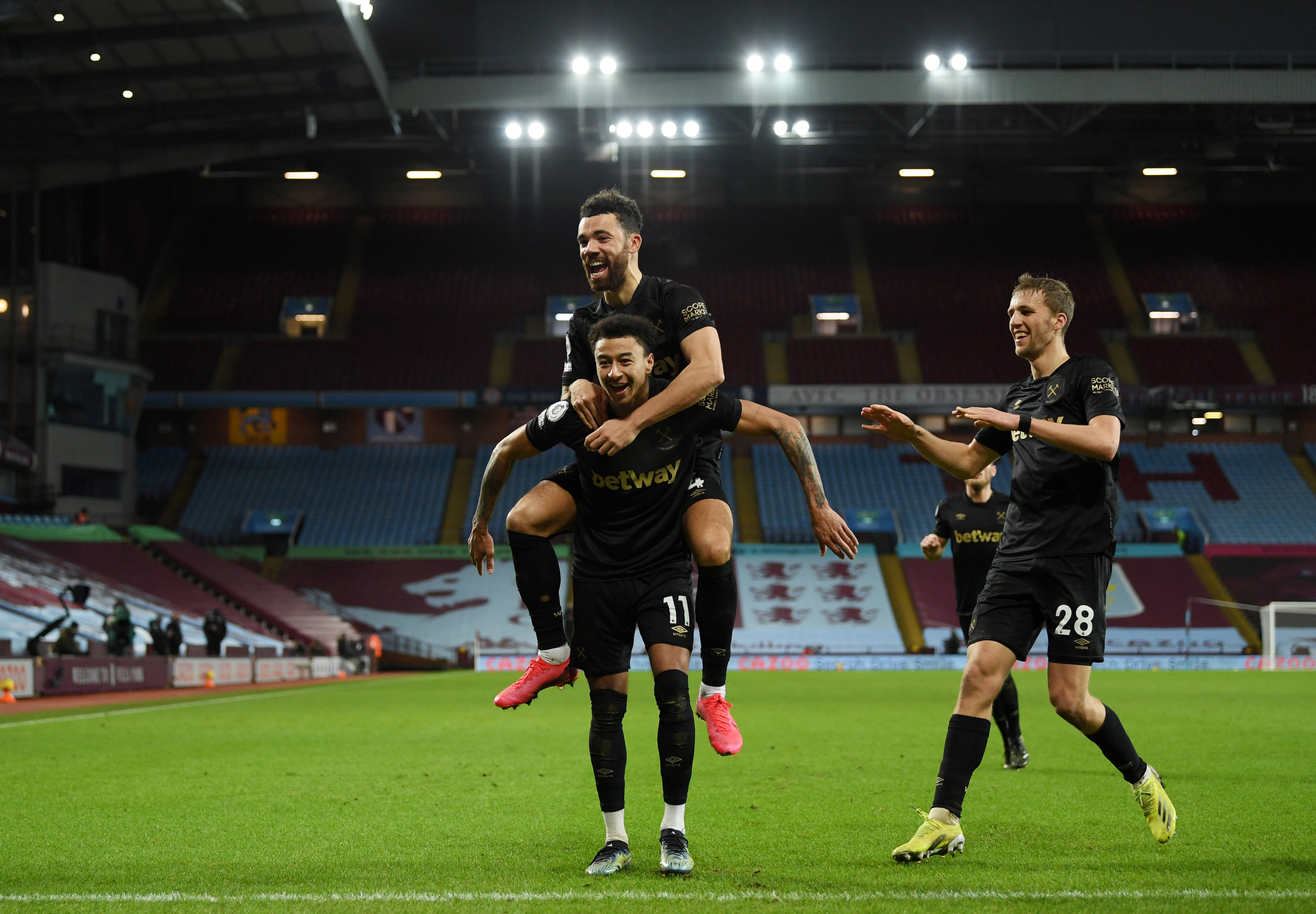 足球英超冬窗“标王”浮现，转会费惊人（英超冬窗标王出炉，天价转会费震撼）