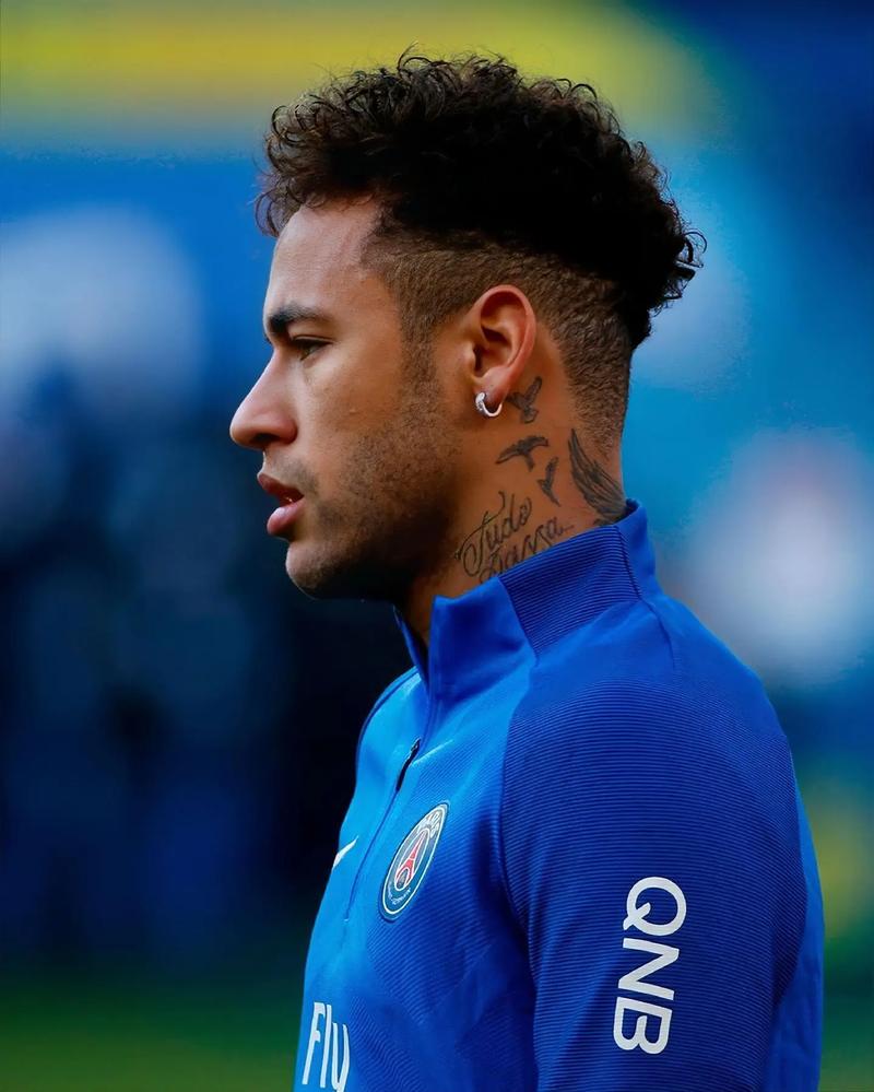 侯永永：希望来年自己能再度入选国足，不介意自己成为偶像（侯永永盼明年再披国足战袍：不介意被当作偶像）