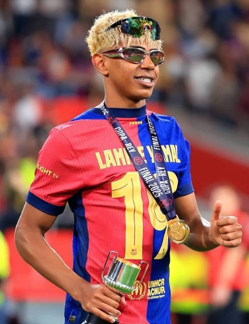 凯恩社媒晒照：祝愿每个人圣诞节快乐🎄（凯恩社媒晒照送祝福：愿大家圣诞快乐🎄）