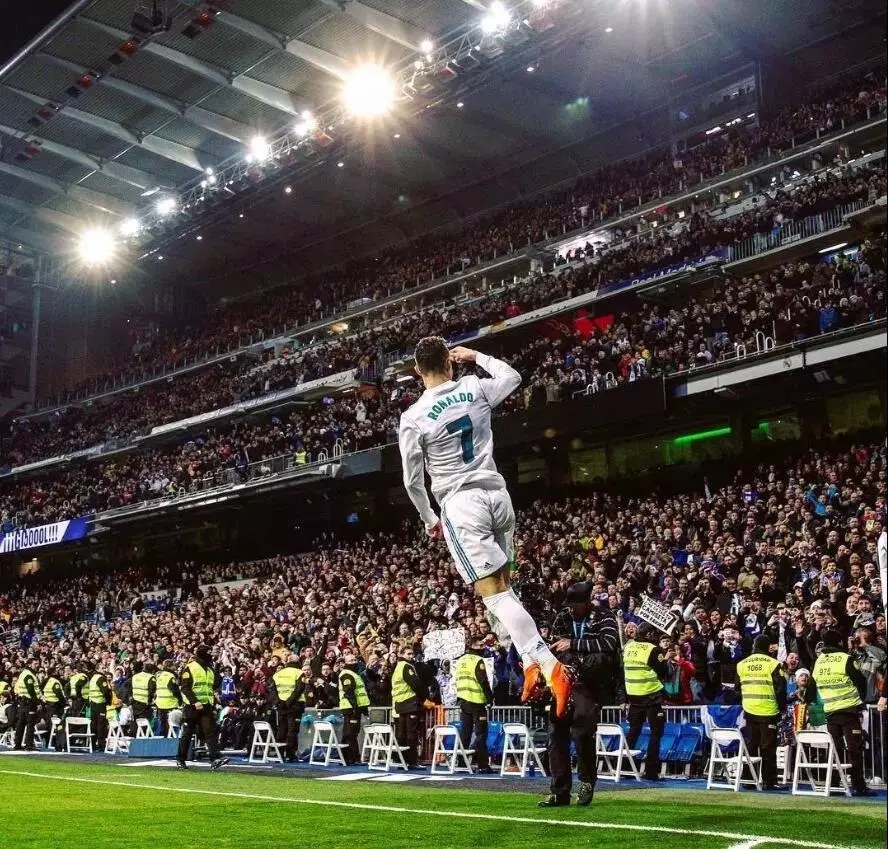 奥格斯堡1-0汉堡，安东-卡德打进全场唯一进球