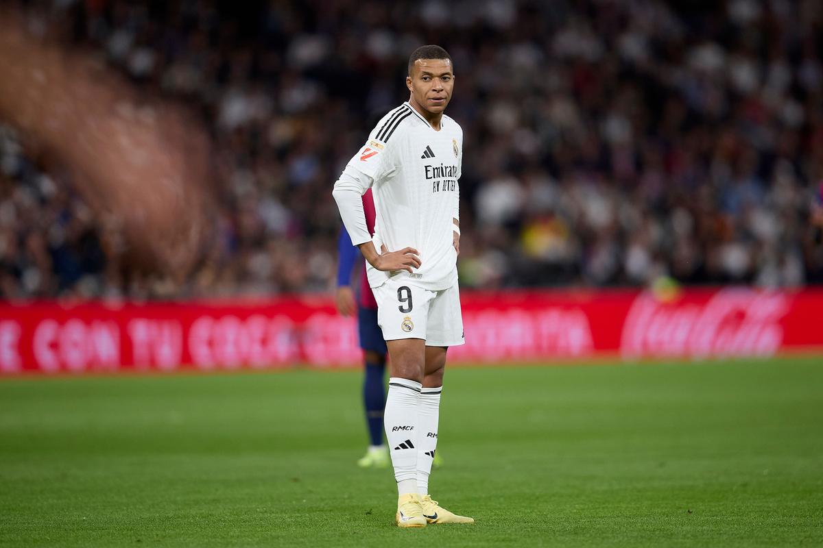 张伯伦代表阿森纳U21出战曼联U21，8年后再为枪手比赛