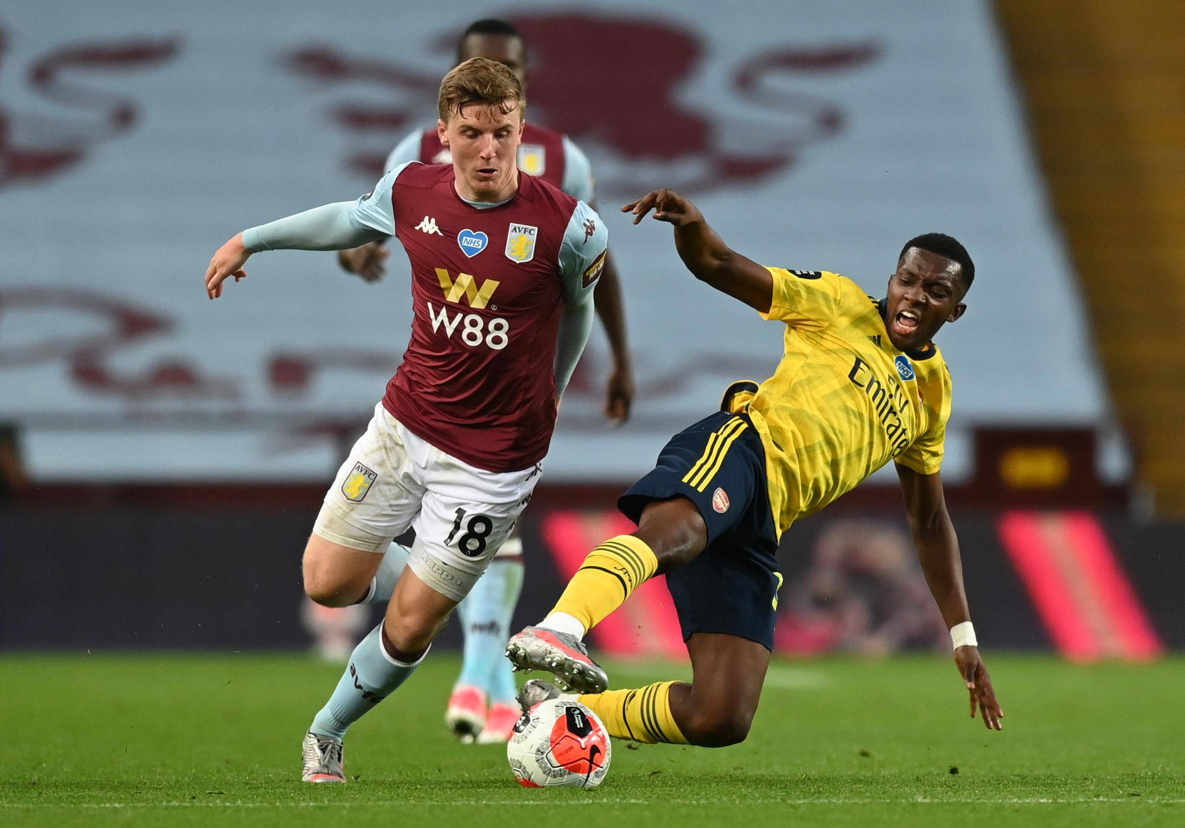 拉普拉塔大学生抗议阿足协新规，背身列队迎接联赛冠军罗萨里奥