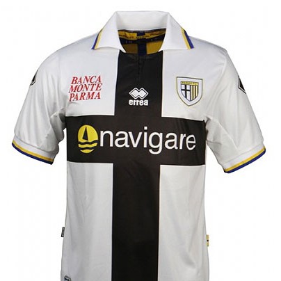 欧洲足坛疯狂周末诞生 豪门心系欧战冷门跌爆（欧洲足坛上演疯狂周末：豪门为欧战分心，冷门频出）