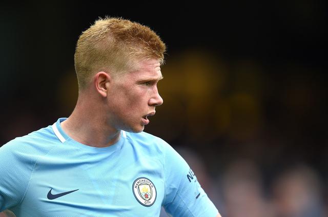 C罗在沙特联赛首秀中上演绝杀，以一记精彩倒钩射门击败对手，助力利雅得胜利领跑积分榜。