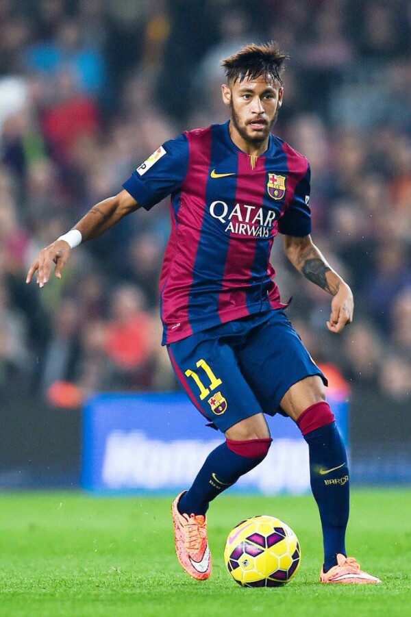 贝尔纳代斯基锁骨手术成功，恢复期约为六周（贝尔纳代斯基锁骨手术顺利完成，预计六周恢复）