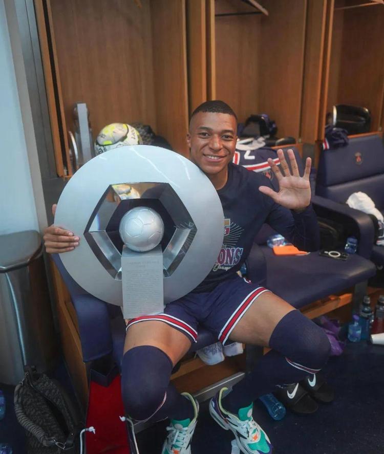 罗体：那不勒斯暂停引进左边锋，搁置了对斯特林和格10的联系